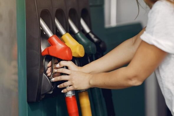 ilustrasi-bbm-ron-90-dan-ron-92-1740541037771_169